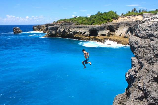 Terjun Bebas dari Blue Lagoon Cliff di Nusa Ceningan