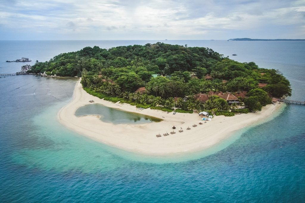 liburan impian ke private island di indonesia