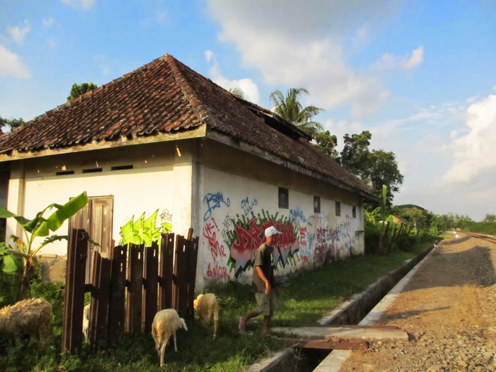 7 Stasiun Kereta Api Paling Seram di Indonesia untuk Kamu 