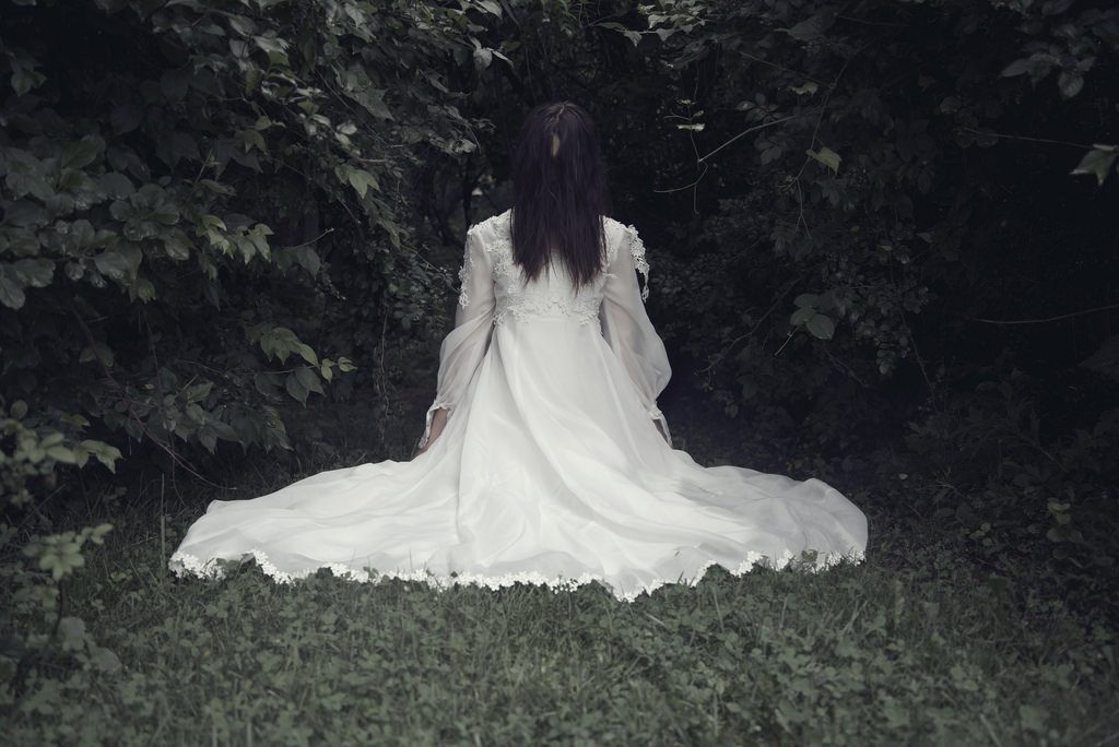 Permainan yang melibatkan orang yang udah meninggal- lady in white - AS