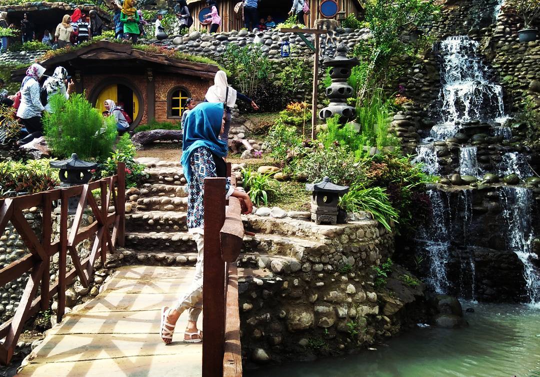Wisata ala luar negeri di Indonesia - rumah hobbit di Tulungagung, Jatim