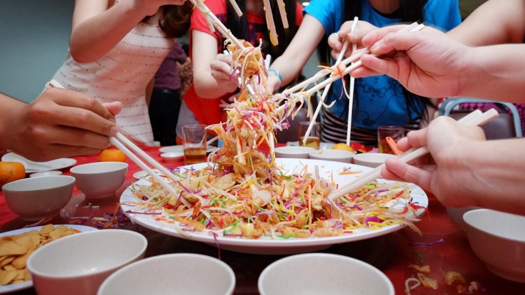 Yu Sheng, Makanan Unik Khas Imlek yang Lezat dan Membawa Hoki - Mister