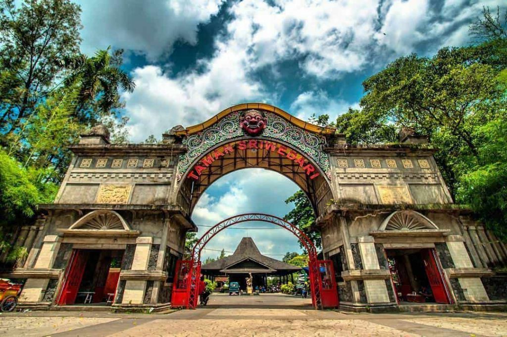 tempat wisata taman sriwedari solo