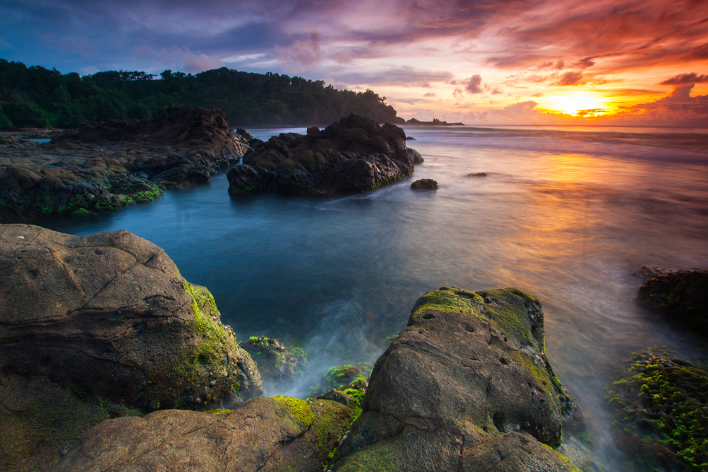 Pantai Wediombo: Hidden Gem Pantai di Yogyakarta