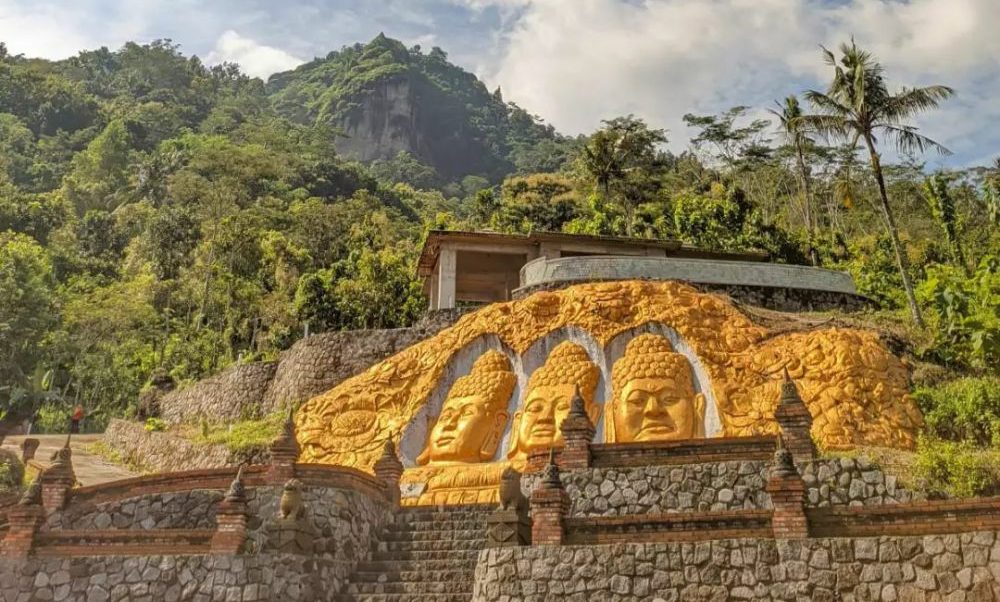 watu putih borobudur