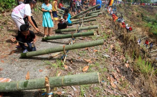 tradisi natal meriam bambu